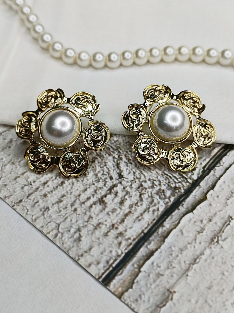 Eternal Beauty Shining Pearl In Stud Anti Tarnish Floral Design Golden Earrings