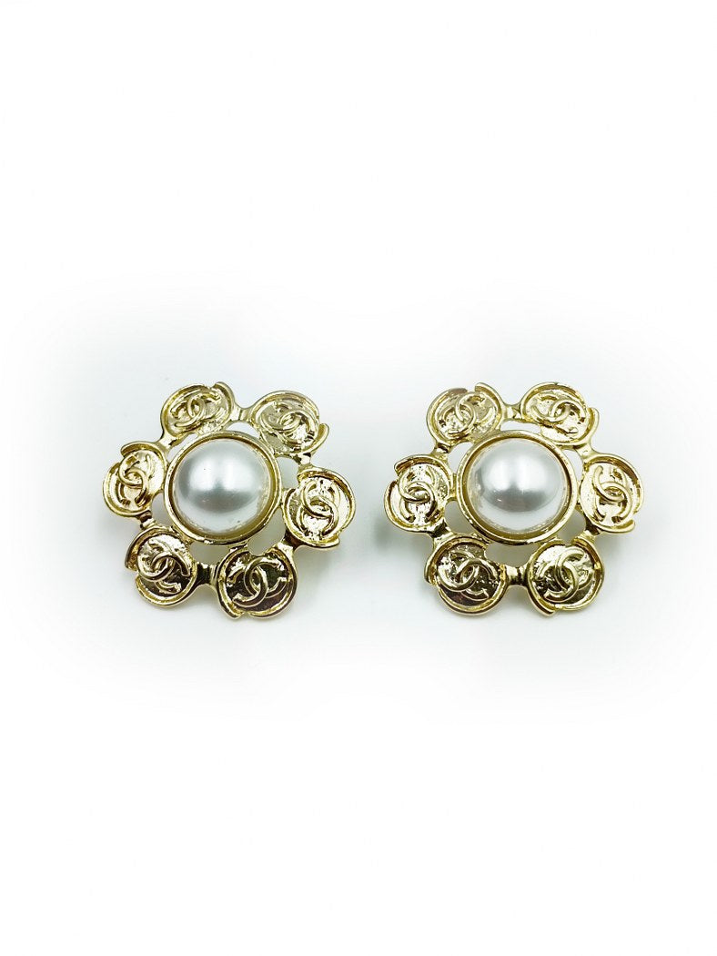 Eternal Beauty Shining Pearl In Stud Anti Tarnish Floral Design Golden Earrings